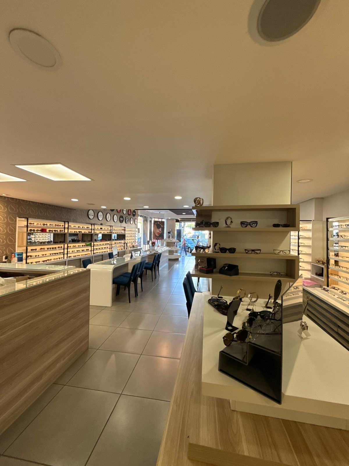 Interior da Casa Núbia — expositores de óculos e ambiente elegante